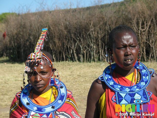 14544 Masai woman mariage head dress